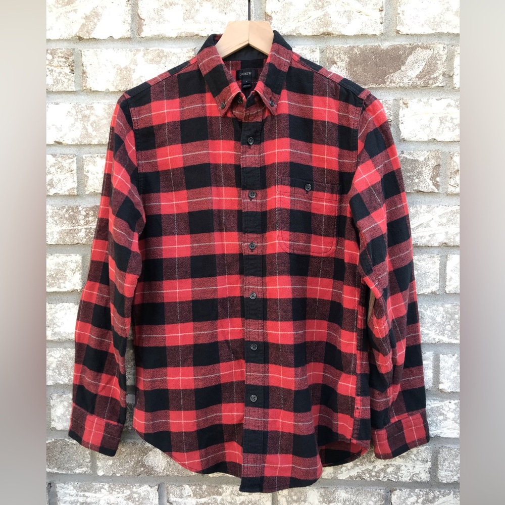 🐬 J.Crew Suede Elbow Patch  Red and Black Plaid Flannel Button down shirt